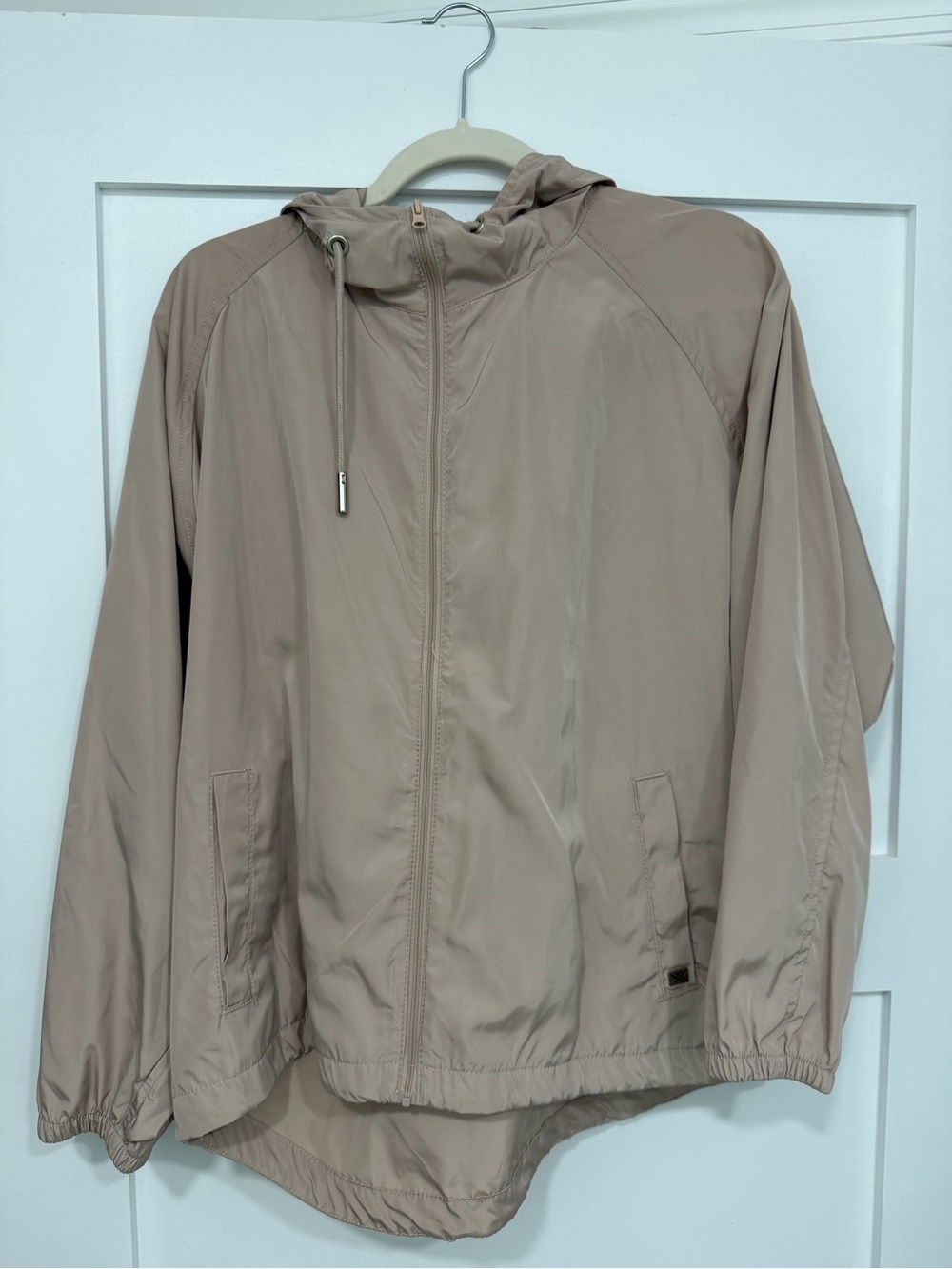 SOIA & KYO OakLynn Hooded Water-Repellent Windbreaker Jacket Tan S/M – NWOT